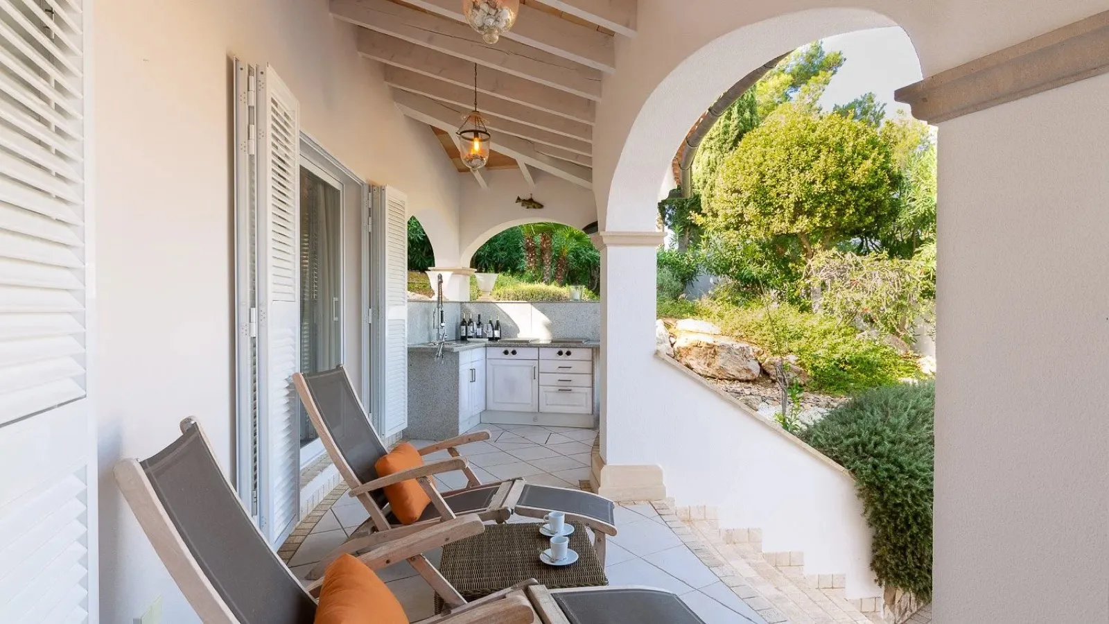 Die überdachte Terrasse der Villa Gaspar mit Blick über die Bucht