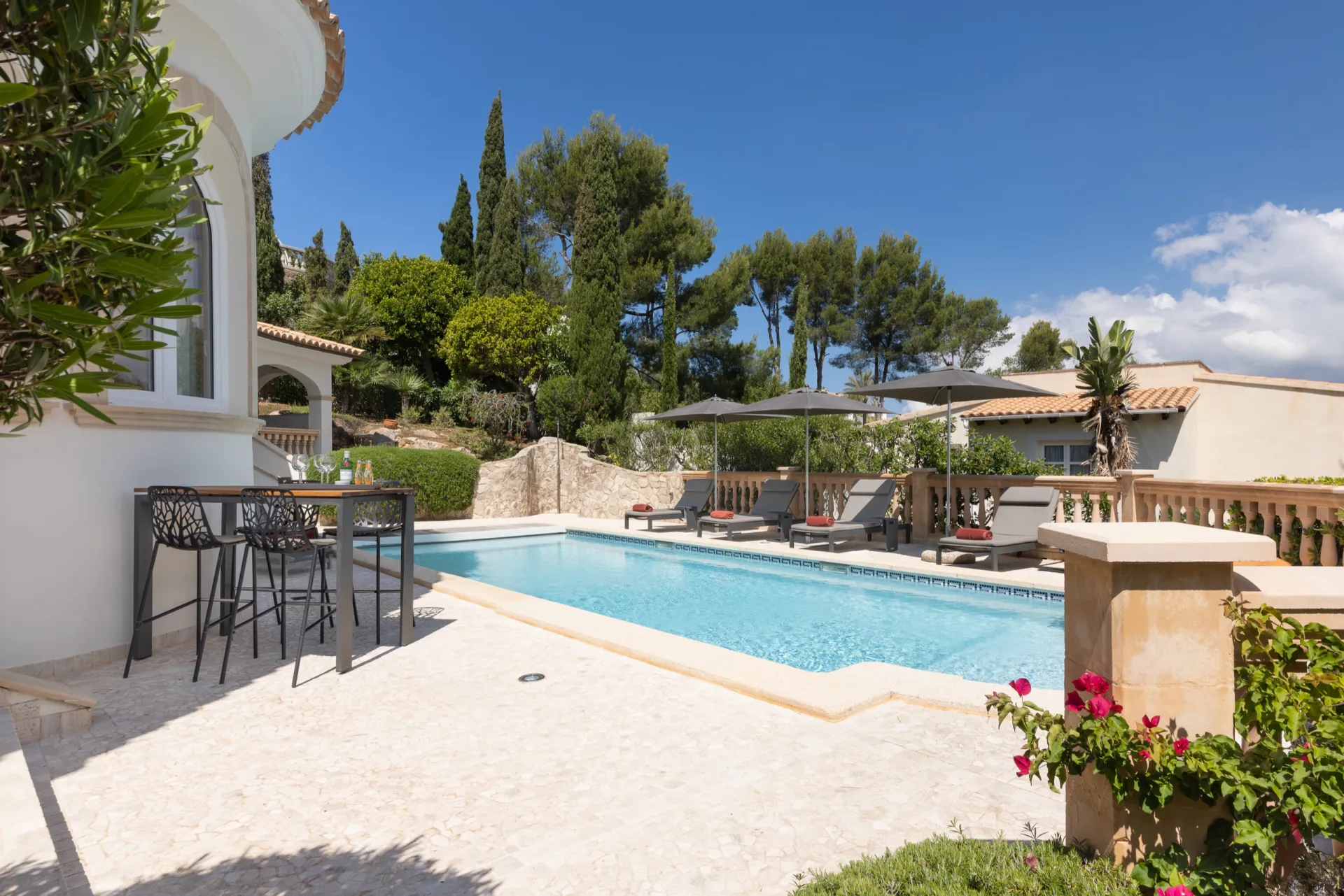 Pool und Sonnenliegen der Villa Gaspar, dahinter das Meer