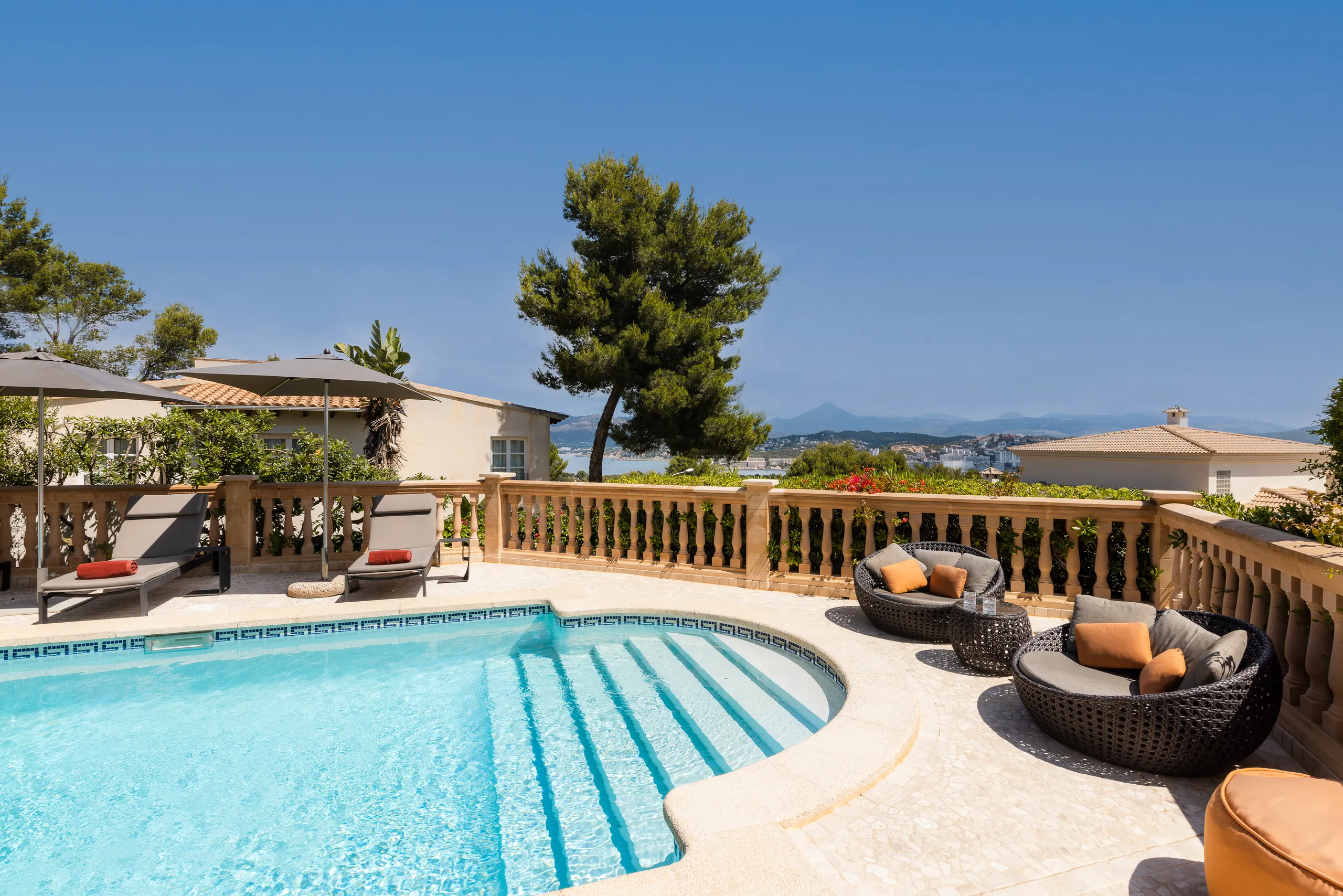 Der Pool von der Lounge-Ecke aus, dahinter die Bucht
