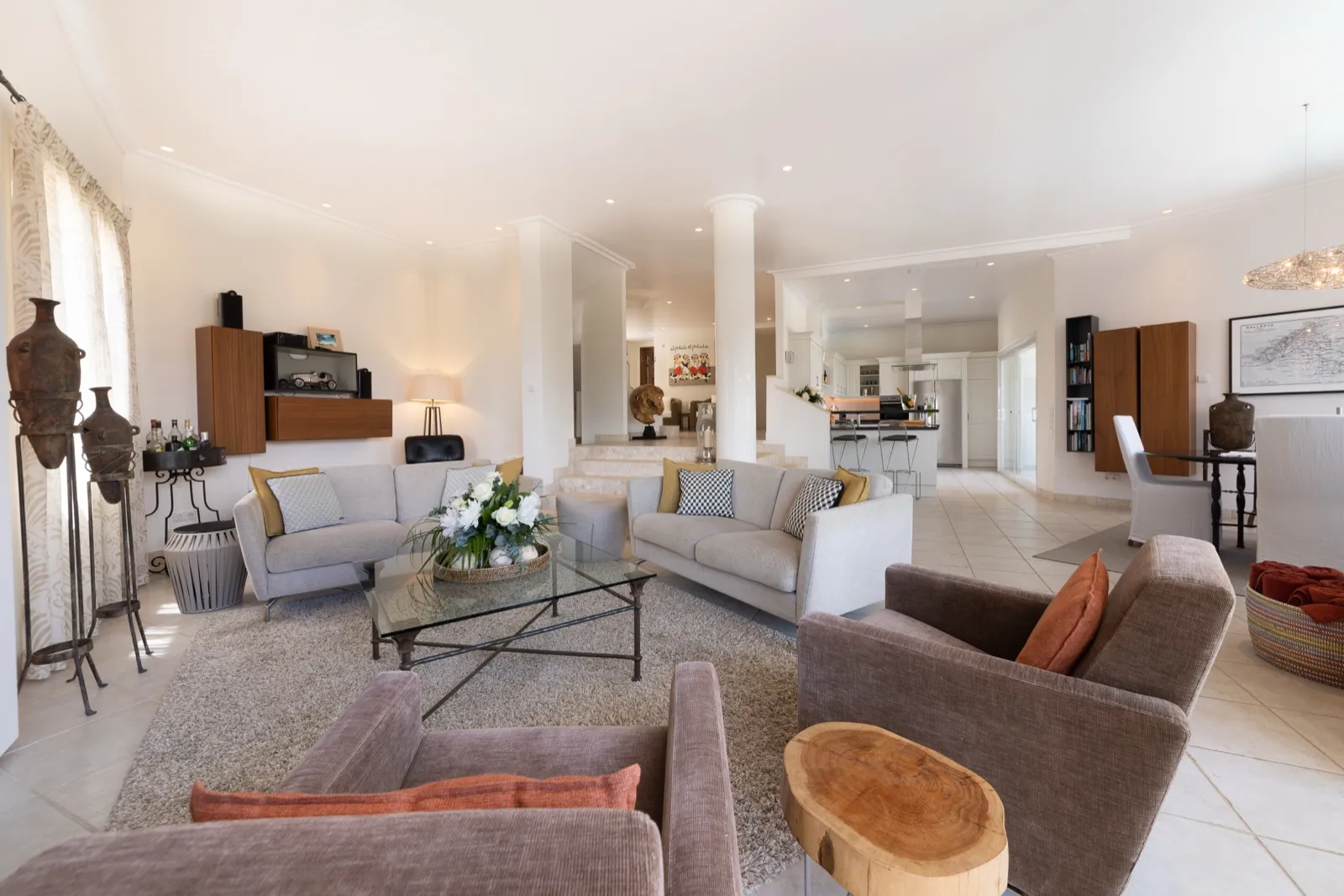 Das offene Wohnzimmer, kühl und ruhig am Mittag